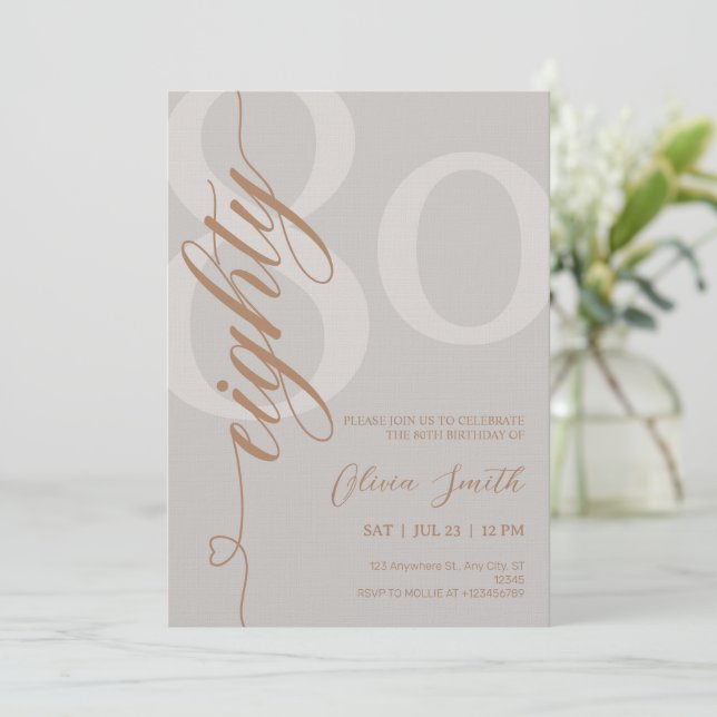 Invitación Fiesta de cumpleaños 80 Moderno Beige y Oro (Anverso de pie)