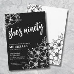Invitación Fiesta de Cumpleaños 90 Elegante Noventa Blanco y<br><div class="desc">Elegante invitación para fiesta de cumpleaños número 90 en negro y blanco. Una divertida pero elegante invitación para cumpleaños número 50 con flores en negro y blanco para los jóvenes de corazón. Tenga en cuenta que el dorado no tendrá ningún brillo real, es simplemente un color. Un patrón de flores...</div>