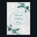 Invitación Fiesta de cumpleaños 90th Damask y Bows<br><div class="desc">Elegante personalizado personalizado/personalizado 90/90 invitaciones a la celebración de cumpleaños para mujeres. Hermoso y elegante fondo floral blanco y húmedo damasco con bonito, rincón bonito y elegante azul verde azulado / turquesa encaje y arcos de imágenes impresas. En la parte trasera de las invitaciones hay una moda de perlas y...</div>