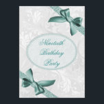 Invitación Fiesta de cumpleaños 90th Damask y Bows<br><div class="desc">Elegante personalizado personalizado/personalizado 90/90 invitaciones a la celebración de cumpleaños para mujeres. Hermoso y elegante fondo floral blanco y húmedo damasco con bonito, rincón bonito y elegante azul verde azulado / turquesa encaje y arcos de imágenes impresas. En la parte trasera de las invitaciones hay una moda de perlas y...</div>