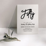 Invitación Fiesta de cumpleaños Chic Fifty 50 años | Negro y<br><div class="desc">Celebra tu día especial con esta sencilla y elegante invitación de cumpleaños número 50. Este diseño presenta un elegante estilo de pincel con un diseño limpio en combinación de colores negro y blanco. Más diseños disponibles en mi tienda BaraBomDesign.</div>