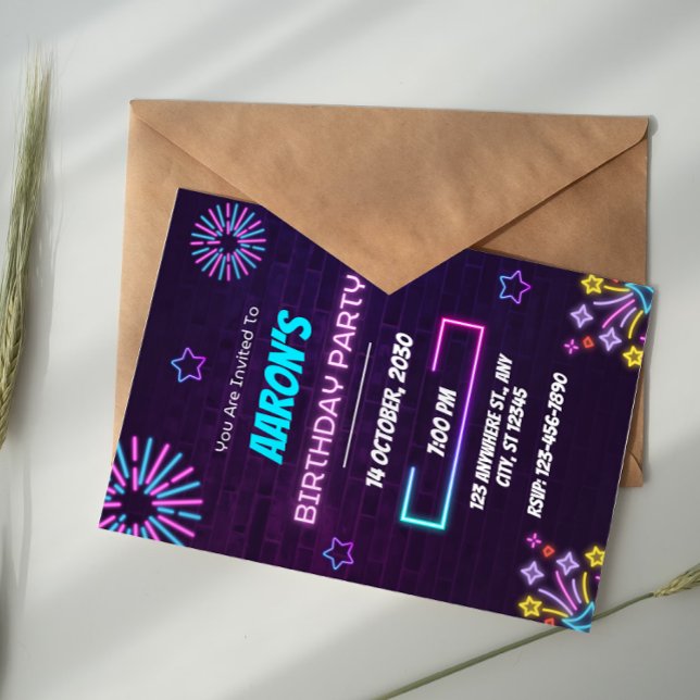Invitación Fiesta de Cumpleaños con Luces de Neón Moradas y A (Subido por el creador)