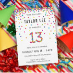 Invitación Fiesta de cumpleaños de 13 años del arcoiris, deci<br><div class="desc">¡Invitaciones a la fiesta de cumpleaños 13 años del arcoiris! Con los detalles de su fiesta de 13 años o chica y un "13" en confetti,  con círculos de confetti de color arcoiris divertidos rociando desde lo alto de estas lindas invitaciones.</div>