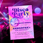 Invitación Fiesta de cumpleaños de baile disco para cualquier<br><div class="desc">Invitación de fiesta con bola de discoteca retro de los 70 con bolas rosadas y moradas brillantes sobre un fondo brillante.           Adecuado para una celebración de cumpleaños con tema retro moderno de moda.</div>