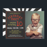 Invitación Fiesta de cumpleaños de Guay Kids Photo Chalkboard<br><div class="desc">Una invitación a la fiesta de cumpleaños de pizarra de moda que incluye una foto de su hijo,  personaliza esta invitación con los detalles del fiesta de su hijo. Sencillamente reemplace la foto de ejemplo con la foto deseada u otra imagen y edite los detalles del fiesta.</div>