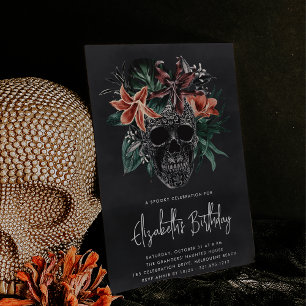 Invitación Fiesta de cumpleaños de Halloween con cráneo flora
