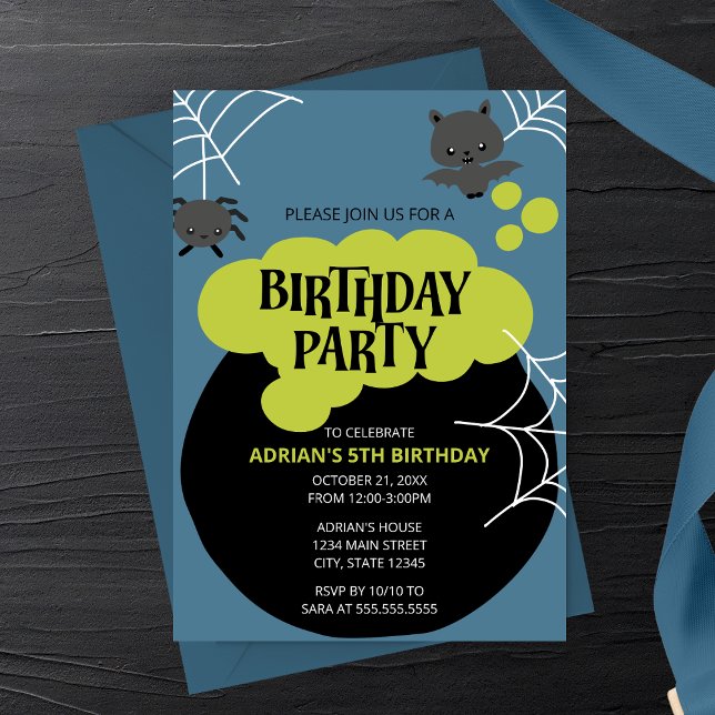 Invitación Fiesta de Cumpleaños de Halloween de la Bruja de D (Blue Witch's Cauldron Halloween Birthday Party Invitation| Cartoon Bat and Spider)