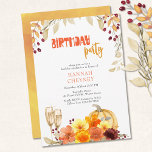 Invitación Fiesta de cumpleaños de la Calabaza de Vino de las<br><div class="desc">Invitación a la fiesta de cumpleaños del otoño - perfecto para usar a finales del verano, temporada de calabaza de otoño y día de agradecimiento. Diseño acuático con hojas de otoño, flores, copas de vino/champán y calabaza en colores cálidos de tierra. La invitación presenta tipografía de groovy y escritura de...</div>