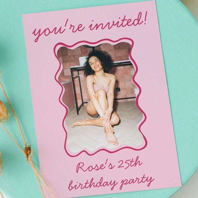 Invitación Fiesta de cumpleaños de la foto de la frontera ond (pink wavy border hand drawn doodle photo frame birthday invitation whimsical funky quirky cute bday)