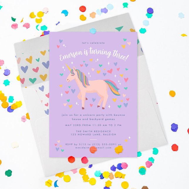 Invitación Fiesta de cumpleaños de Lilac Purple Pastel Rainbo (a pretty pink unicorn with hearts and stars invites friends to a magical party on this purple invite)