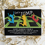 Invitación Fiesta de cumpleaños de los niños de Trampoline Pa<br><div class="desc">¡Llamar a todos los padres que planean fiestas! ¡Haga especial la celebración del próximo cumpleaños de su hijo con las invitaciones del parque de trampolín! Con un brillante fondo negro, una colorida cancha de trampolín con niños saltando y volando por el aire, y una plantilla de texto simple, estas invitaciones...</div>