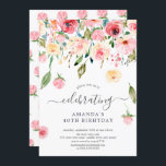 Invitación Fiesta de cumpleaños de los pueblos rosados con fl<br><div class="desc">Hermosa invitación de cumpleaños floral amarilla y rosa con una mezcla de flor rosa para un toque especial.</div>