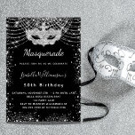 Invitación Fiesta de cumpleaños de lujo de plata negra<br><div class="desc">Para una elegante Mascarada,  50 años (o cualquier edad) de cumpleaños. Un fondo negro. Decorado con un falso purpurina de plata y una máscara de máscaras. Personalice y agregue un nombre,  edad y detalles del fiesta. El nombre se escribe con un guión de estilo con letras a mano</div>