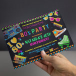 Invitación Fiesta de cumpleaños de Neon 80<br><div class="desc">Divertida y colorida invitación a la fiesta de cumpleaños de los años 80,  con un fondo negro con un brillante texto de color neón y objetos que datan de los 'ochenta' (estéreo,  cinta de cassette,  entrenadores,  patines de ruedas y gafas de sol de colores brillantes).</div>