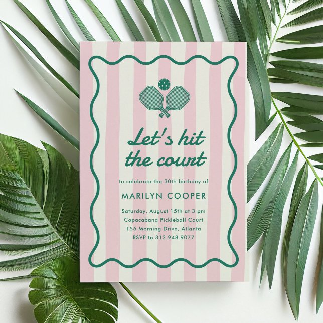 Invitación Fiesta de Cumpleaños de Pickleball Retro Elegante  (Let's hit the court Pickleball birthday party invitation with pink stripes and green wavy border)