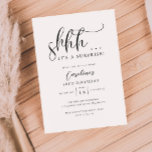 Invitación Fiesta de cumpleaños de simple sorpresa<br><div class="desc">Una carta de invitación de cumpleaños sorpresa minimalista con texto de guión que dice "¡shhh...  es una sorpresa!" en la parte superior.</div>