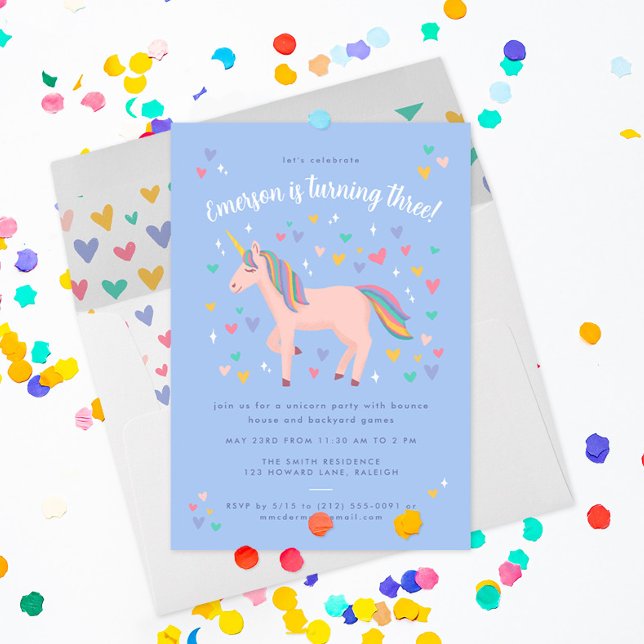 Invitación Fiesta de cumpleaños de Unicornio con el arcoiris  (blush pink unicorn with hearts and stars invites friends to a magical party on this soft blue invite)