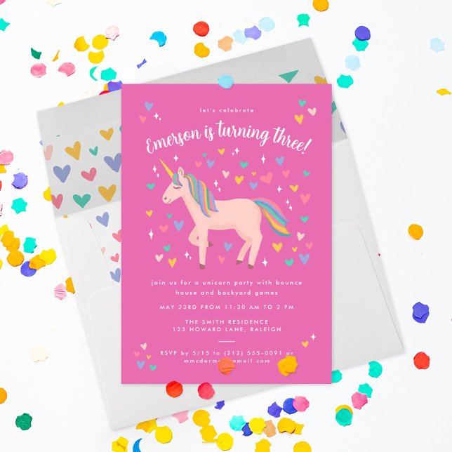 Invitación Fiesta de cumpleaños de Unicornio del arcoiris del (blush pink unicorn with hearts and stars invites friends to a magical party on this hot pink invite)