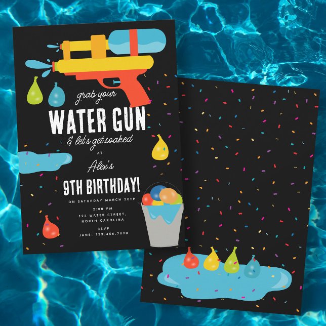 Invitación Fiesta de cumpleaños de verano de los globos y las (Water Gun & Balloons Summer Birthday Party Invitation)