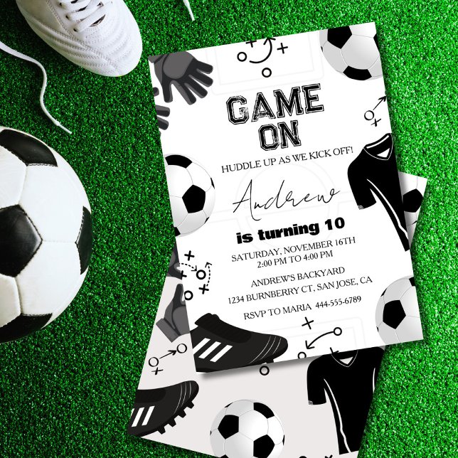 Invitación Fiesta de Cumpleaños del Niño de Fútbol (Soccer birthday invitation with bold “Game On” text and sporty design.)