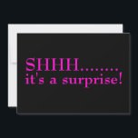 Invitación Fiesta de cumpleaños del Séptimo Día de la Sorpres<br><div class="desc">Shhh es una invitación sorpresa para la fiesta de cumpleaños en rosa negro y caliente. Celebración de la fiesta de cumpleaños número 70,  nuestra plantilla está lista para ti. ¡Celebra setenta!</div>