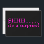 Invitación Fiesta de cumpleaños del Séptimo Día de la Sorpres<br><div class="desc">Shhh es una invitación sorpresa para la fiesta de cumpleaños en rosa negro y caliente. Celebración de la fiesta de cumpleaños número 70,  nuestra plantilla está lista para ti. ¡Celebra setenta!</div>