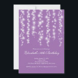 Invitación Fiesta de cumpleaños dieciséis días de piel morada<br><div class="desc">Comienza a tus hijas 16 fiestas dulces con nuestra bella cortina de luces blancas dulce invitación dieciséis fiestas. Nuestra elegante y contemporánea y dulce invitación a 16 fiestas cuenta con cuerdas de luces blancas brillantes sobre un fondo lila morado. Invierta la invitación para encontrar una respuesta para un toque especial....</div>