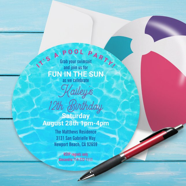 Invitación Fiesta de cumpleaños en la piscina de pelotas de p (This realistic looking beach ball is a round pool party invitation! Customize it for any occasion.)