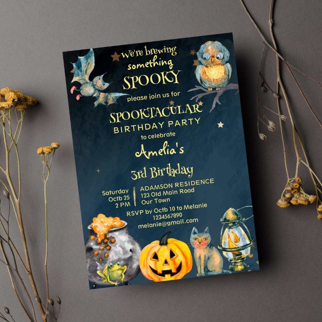 Invitación Fiesta de cumpleaños espeluznante de Halloween (Spooktacular Halloween spooky birthday party invitation black starry background pumpkin cat owl)