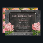 Invitación Fiesta de cumpleaños floral Rustic Wood Chalk Vint<br><div class="desc">Simplemente agregue los detalles de la celebración de su cumpleaños para personalizar esta rústica madera falsa e hidrato rosa vintage botánico con diseño de fiesta de cumpleaños en el panel de pizarra. El reverso presenta un patrón de repetición de hidrangea con un filtro de color extraíble aplicado. Diseño original que...</div>