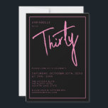 Invitación Fiesta de cumpleaños moderna 30th treinta treinta<br><div class="desc">Invitación moderna de cumpleaños 30th en negro con tipografía/pink script. También están disponibles artículos y artículos de fiesta coincidentes. Por favor,  use el botón de mensaje debajo para obtener ayuda con personalizaciones adicionales y solicitudes especiales.  © Zoe Chapman Design</div>