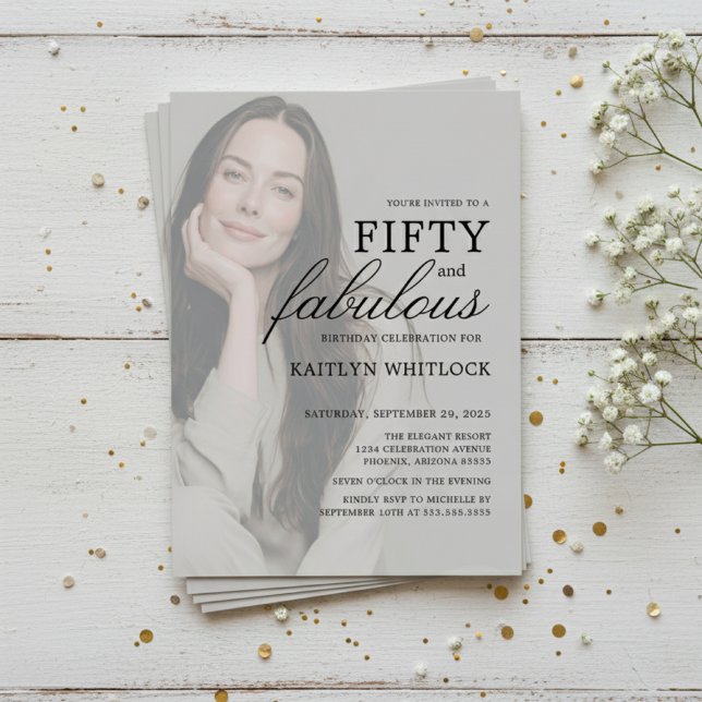 Invitación Fiesta de cumpleaños moderna de 50 y fabulosa (modern elegant fifty and fabulous birthday party invitation with full photo overlay for 50th for her)