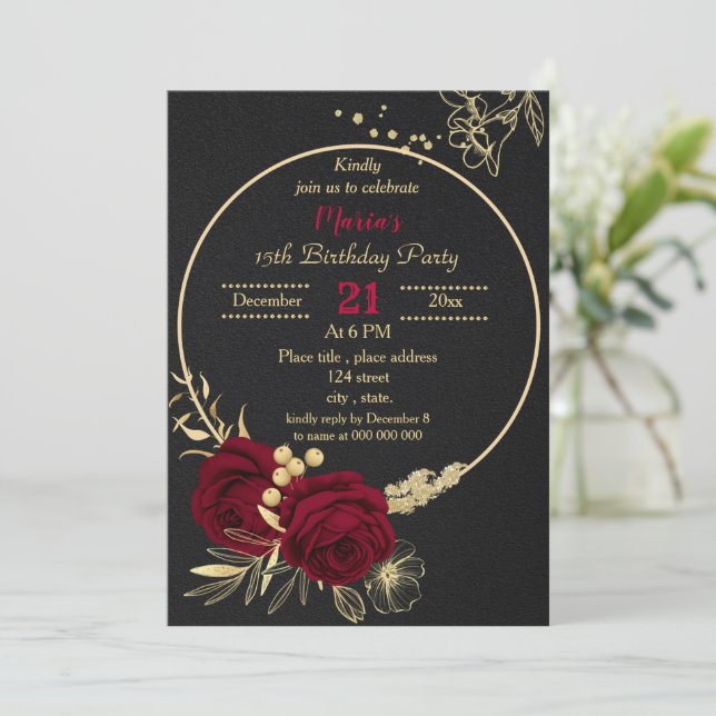 Invitación fiesta de cumpleaños negro con círculo floral de o (Anverso de pie)