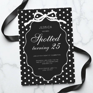 Invitación Fiesta de cumpleaños número 25 con lunares y lazo
