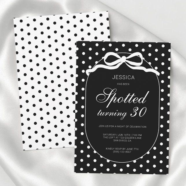 Invitación Fiesta de cumpleaños número 30 con lazo de lunares (Chic Polka Dot Bow Spotted 30th Birthday Party Invitation)