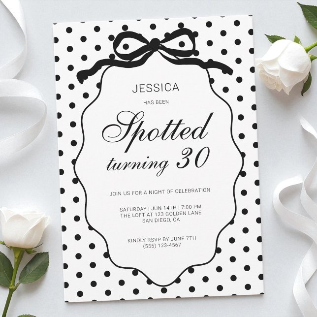 Invitación Fiesta de cumpleaños número 30 con lazo de lunares (Polka Dot Bow Spotted Turning 30th Birthday Party Invitation)