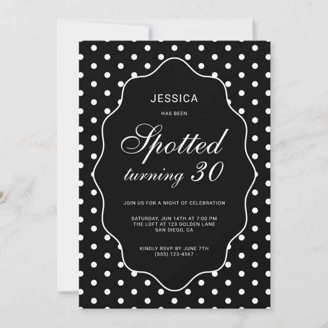 Invitación Fiesta de cumpleaños número 30 con lunares negros  (Anverso)