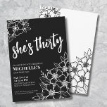 Invitación Fiesta de Cumpleaños número 30 Elegante en Blanco<br><div class="desc">Elegante Invitación de cumpleaños número treinta con flores en blanco y negro. Una divertida pero elegante invitación de cumpleaños número cincuenta con flores femeninas en blanco y negro para los jóvenes de corazón. Un patrón de flores juguetón enmarca una tipografía de letra cursiva que dice "ella tiene treinta" mezclada con...</div>