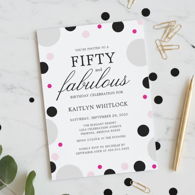 Invitación Fiesta de cumpleaños número 50 con letra script mo (modern bold pink and black girly fifty and fabulous 50th birthday party invitations)