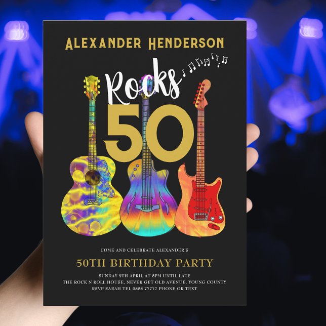 Invitación Fiesta de cumpleaños número 50 del Rock and Roll (Rock and roll 50th birthday invitation for him funky guitars cool modern gold typography on black)