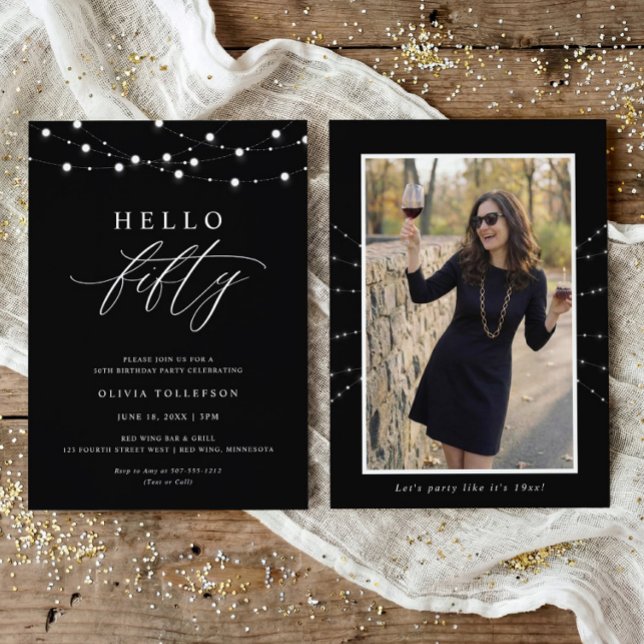 Invitación Fiesta de cumpleaños número 50 Hello Fifty Moderno (Elegant black and white Hello Fifty 50th birthday invitation with script typography and string light)