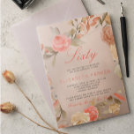 Invitación Fiesta de cumpleaños número 60 de Luxury Gold Peac<br><div class="desc">Clásica y elegante invitación a fiestas de 60 años de glam con rosas de jardín pintados a mano con un marco de color rosa rosa rubí claro, rojo oxidado pálido, crema de pavo y flores beige marrón con follaje sobre un fondo de Relieve metalizado brillante metálico de oro de cobre....</div>