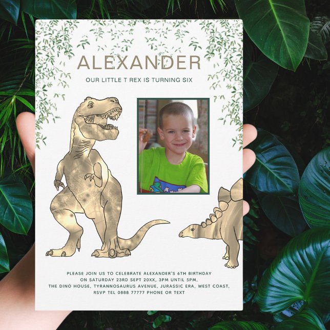 Invitación Fiesta de Cumpleaños número 6 del Dinosaurio (Dinosaur add photo 6th Birthday party invitation with T-Rex and Stegosaurus dino with jungle foliage)