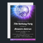 Invitación Fiesta de cumpleaños número 70 de Purple 70th Disc<br><div class="desc">Retroceda en el tiempo a la era de la discoteca con nuestra Invitación Disco Ball de la Fiesta de los 70 Años Purple. Esta invitación vibrante y nostálgica es la manera perfecta de poner el ánimo para su celebración de un hito. En un deslumbrante tono violeta, esta invitación capta la...</div>