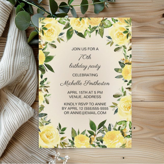 Invitación Fiesta de cumpleaños número 70 de una floral amari (Yellow floral and greenery 70th birthday party invitation)