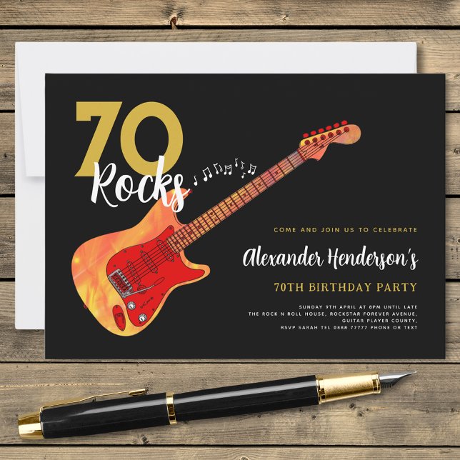 Invitación Fiesta de cumpleaños número 70 del Rock and Roll 7 (Rock and roll 70th birthday party black and gold invitation with fire electric guitar music)