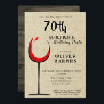 Invitación Fiesta de cumpleaños número 70 del vino Rojo Rústi<br><div class="desc">Vino Rojo Rústico Sorpresa 70 cumpleaños fiesta invitación. Invitación clásica de cumpleaños con textura rústica beige y vidrio abstracto con vino tinto. El reverso es una textura de madera. El texto está en un guión moderno y es fácil de personalizable - personalizarlo con su nombre, edad, fecha, ubicación y RSVP....</div>