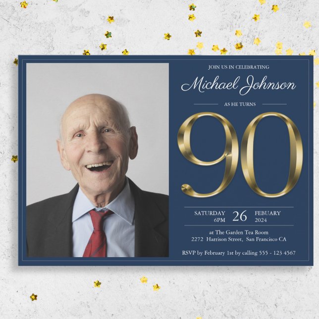 Invitación Fiesta de cumpleaños número 90 de la Marina de Oro (Gold Navy Blue Classy Photo 90th Birthday Party Invitation)