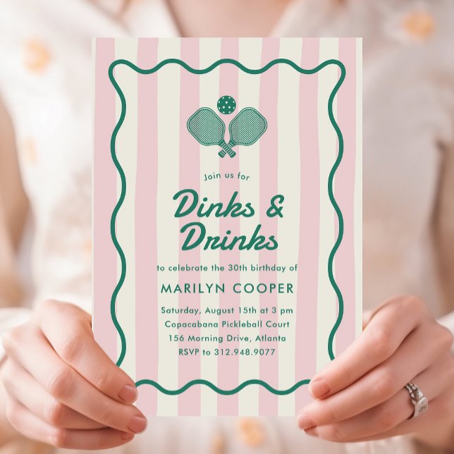 Invitación Fiesta de cumpleaños para bebidas y bebidas rosada (Dinks and Drinks Pickleball birthday party invitation with pink stripes and green wavy border)