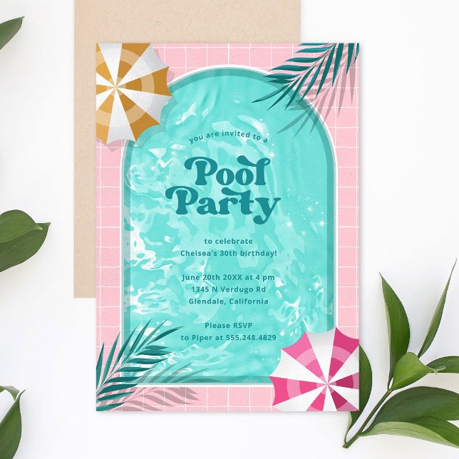 Invitación Fiesta de Cumpleaños Rosa de Verano en Palm Spring (Pool party invitation featuring an arch-shaped swimming pool and pink pool tiles.)